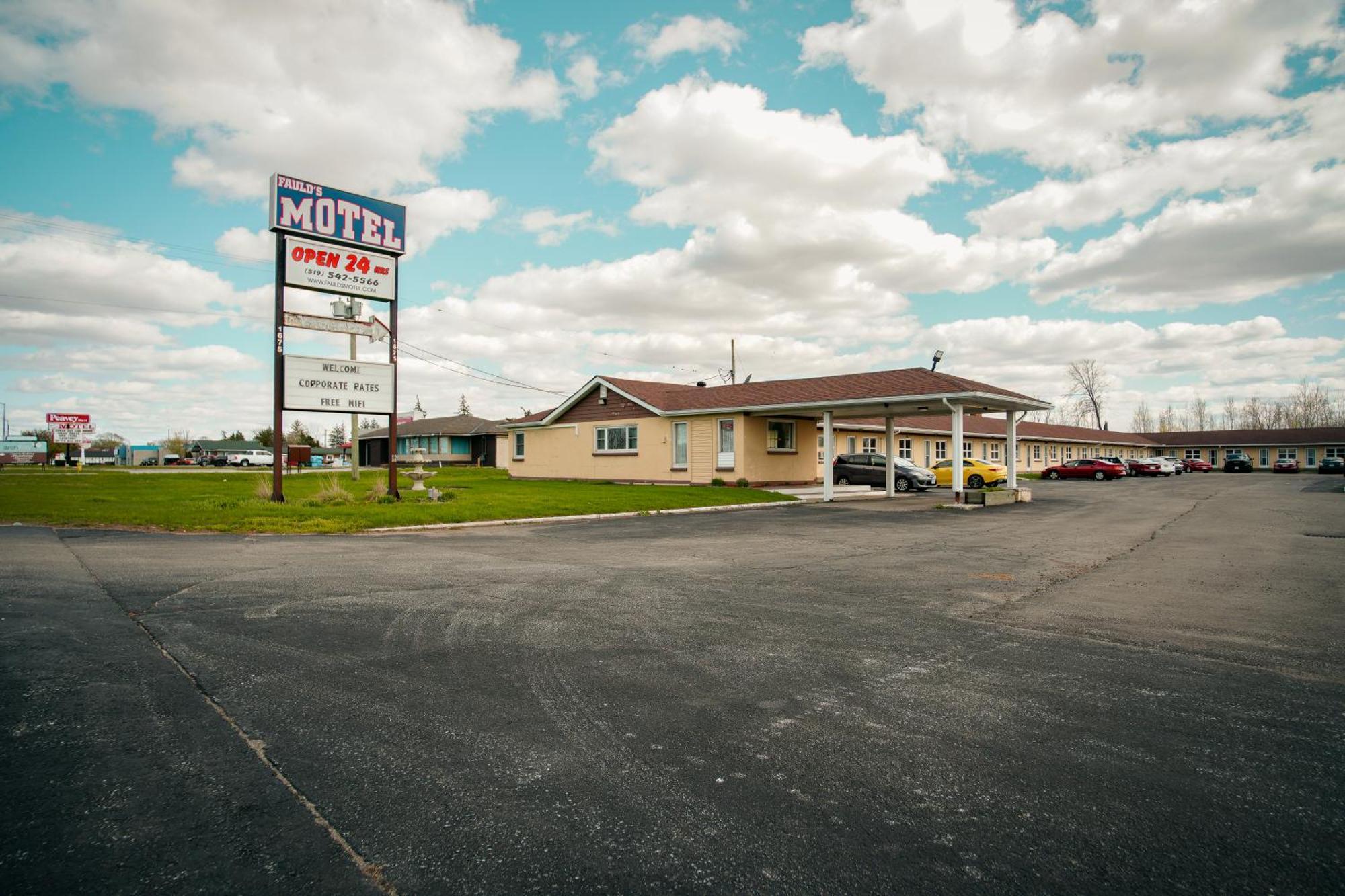 Faulds Motel Сарнія Екстер'єр фото